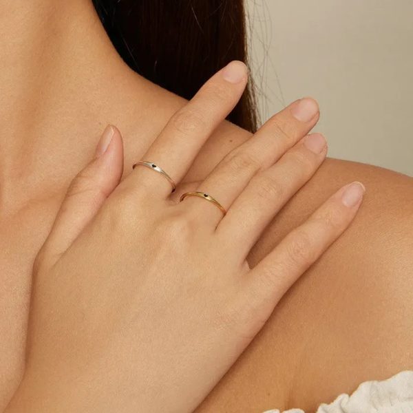 anillo mujer plata maya, disponible en 4 tallas: 6,7,8 y 9. color plata con corazón negro modelo con mano en el hombro