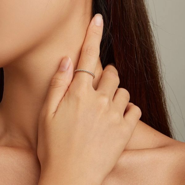 anillo mujer plata vania, disponible en 3 tallas: 6,7 y 8. color plata. Mano mujer con anillo