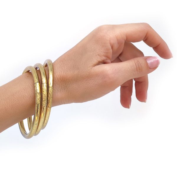 Auténticas Pulseras Pan De Oro Budistas Pack 3u, de plástico con pan de oro en su interior. Medida estándar (6.2cm). Amuletos de la Suerte - mano modelo con pulseras