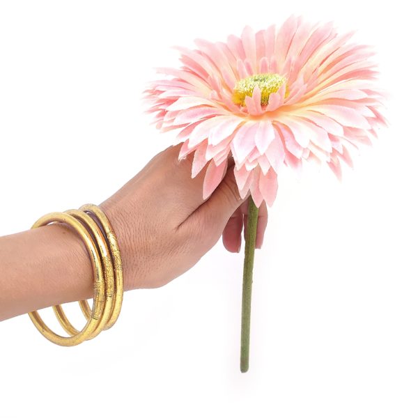 Auténticas Pulseras Pan De Oro Budistas Pack 3u, de plástico con pan de oro en su interior. Medida estándar (6.2cm). Amuletos de la Suerte - mano modelo con pulseras y flor
