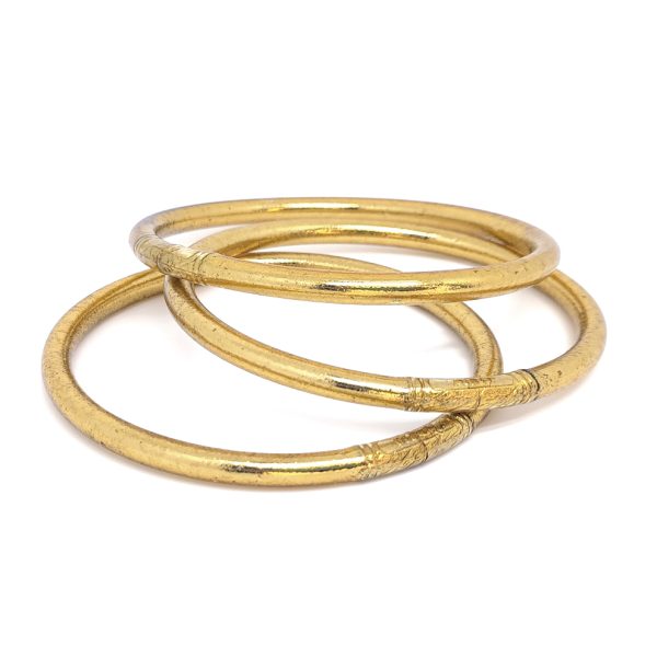Auténticas Pulseras Pan De Oro Budistas Pack 3u, de plástico con pan de oro en su interior. Medida estándar (6.2cm). Amuletos de la Suerte - bodegón fondo blanco